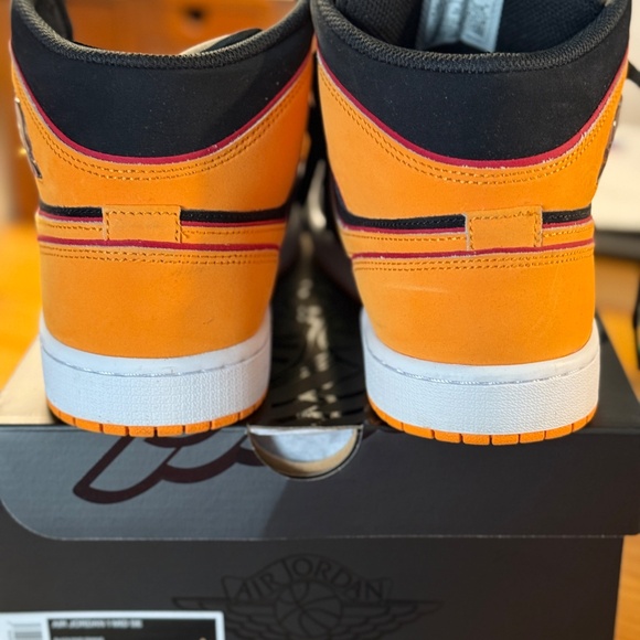 ALMOST NEW WORN ONCE - M 10.5 - AIR JORDAN 1 MID SE CREAMSICLE TAMPA BUCCANEERS